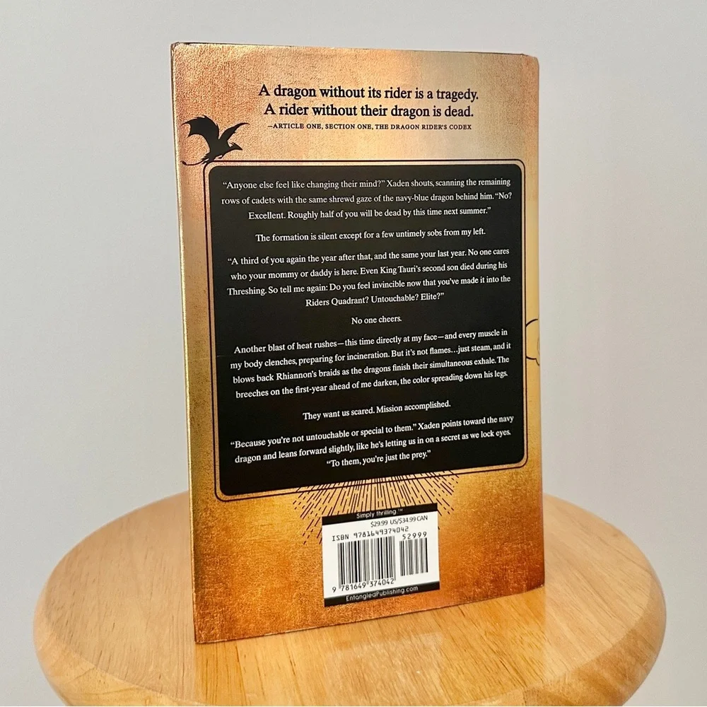 Fourth Wing Hardcover Yarros, Rebecca (The Empyrean #1) Adult Fantasy Romance - Picture 3 of 7